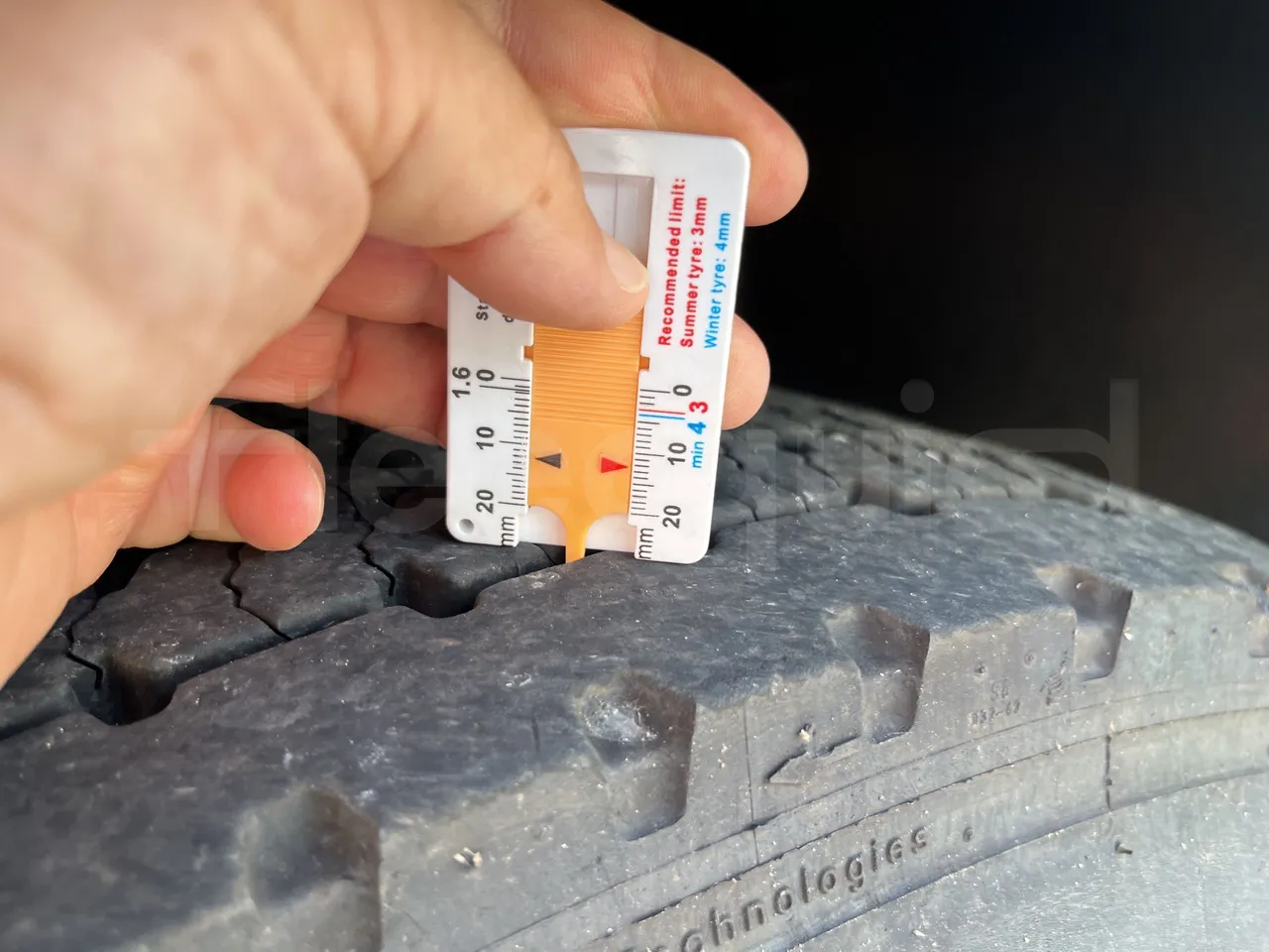Mercedes-Benz Integro - Second Axle Left Side: Tyre Thickness