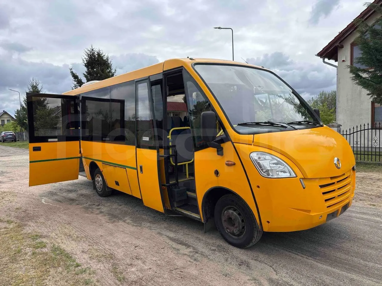 Iveco Daily 65C - Euro5 - 125kW - 7.510mt - 3/4 right front doors open