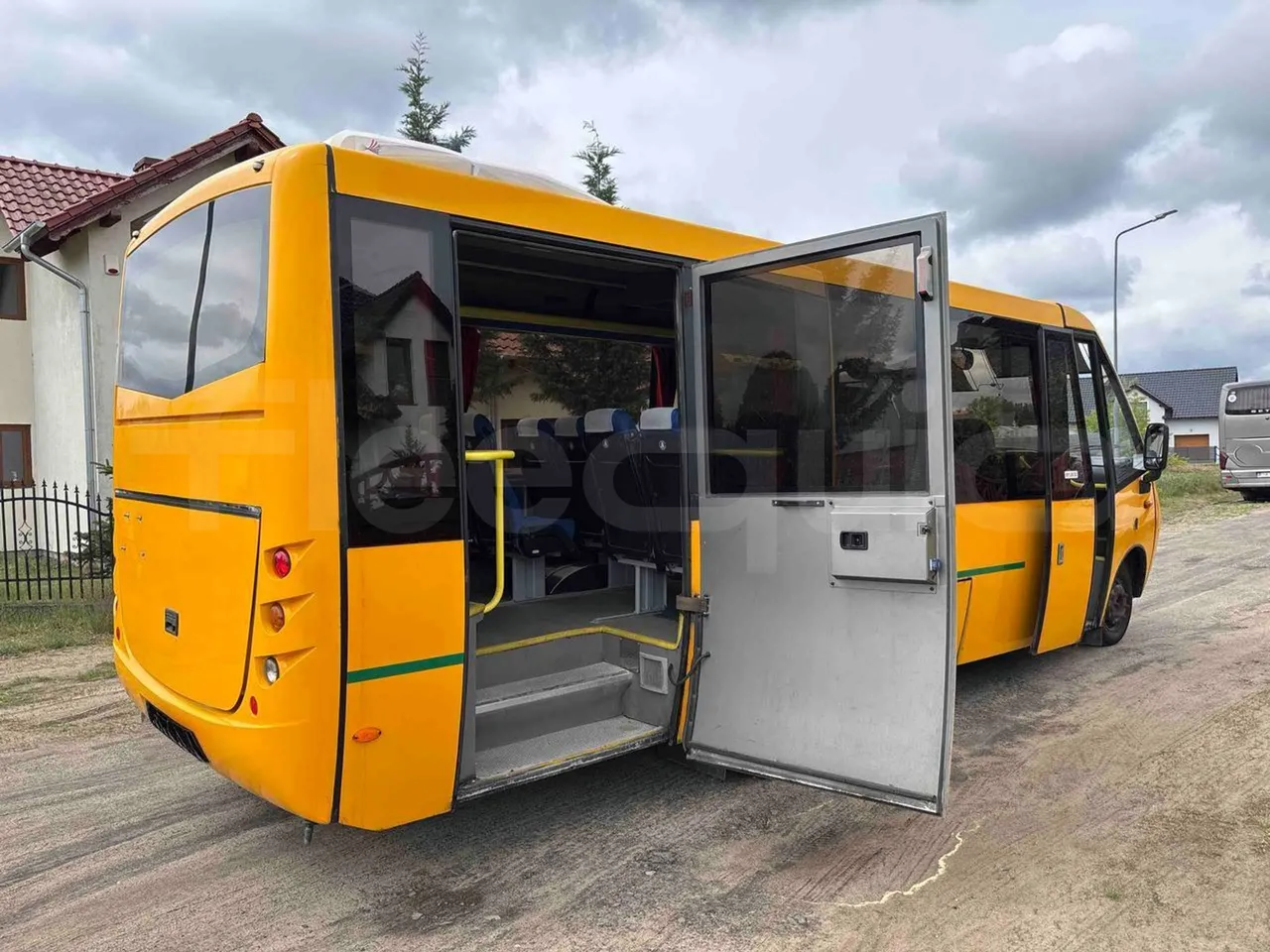 Iveco Daily 65C - Euro5 - 125kW - 7.510mt - 3/4 right rear doors open