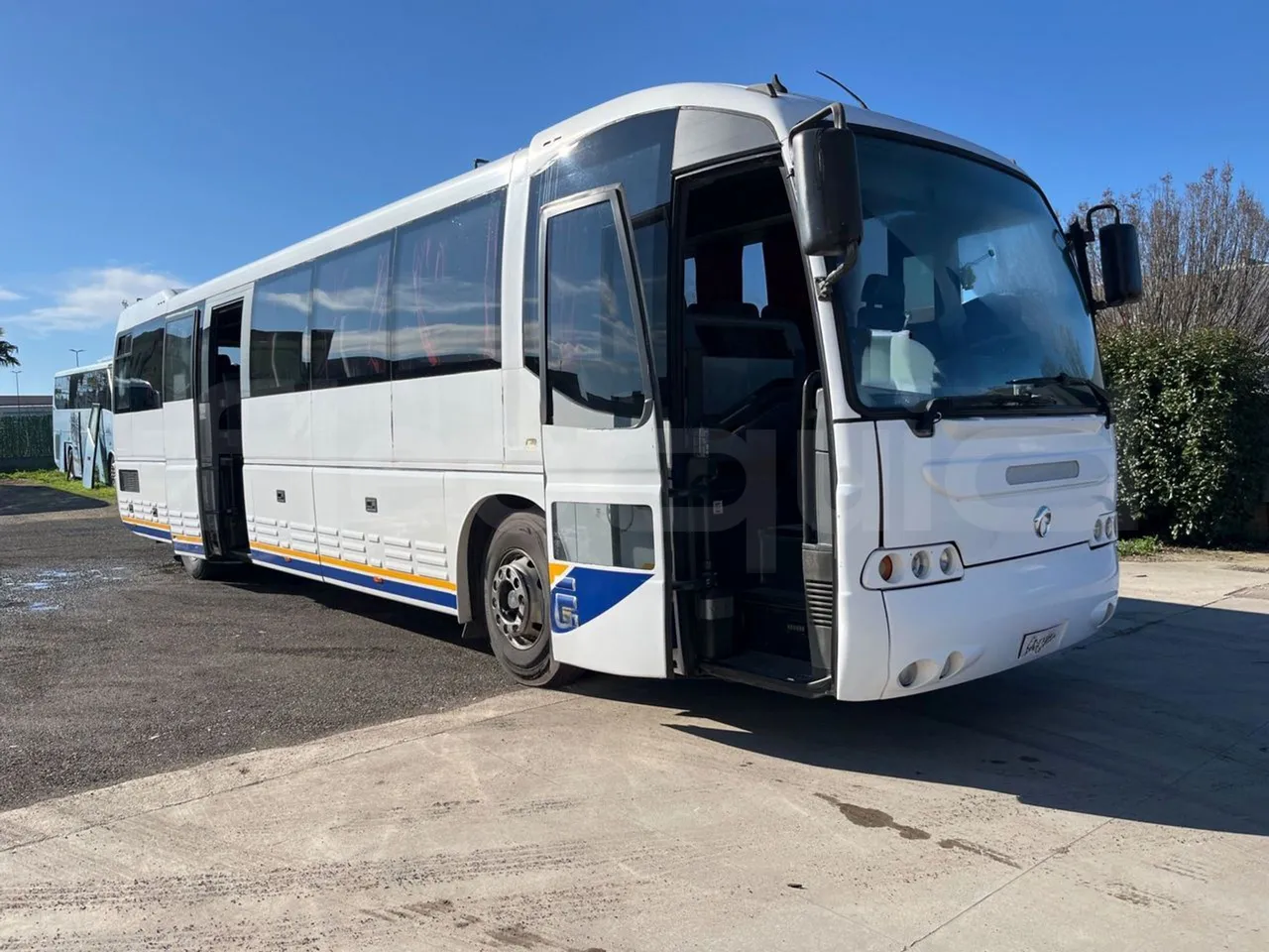 Irisbus 389E 12.35 - Euro3 - 259kW - 12mt - 3/4 right front doors open