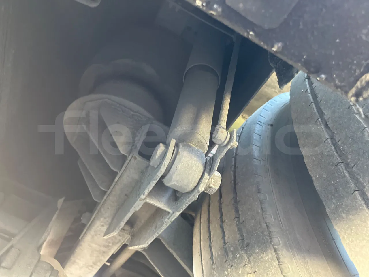 Irisbus 389E 12.35 - Euro3 - 259kW - 12mt - axel 3 shock absorbers 1 left