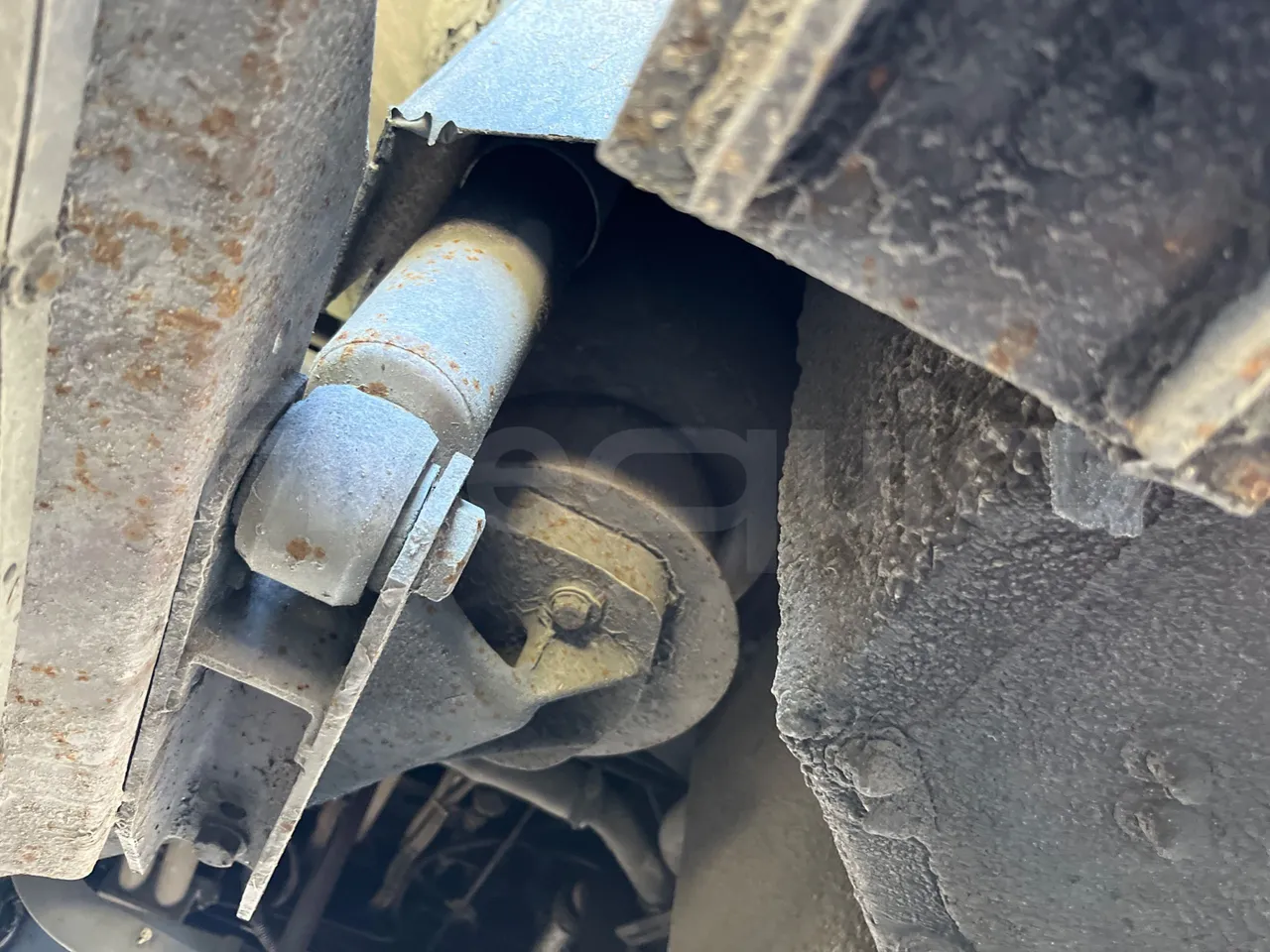 Irisbus 389E 12.35 - Euro3 - 259kW - 12mt - axel 3 shock absorbers 2 left