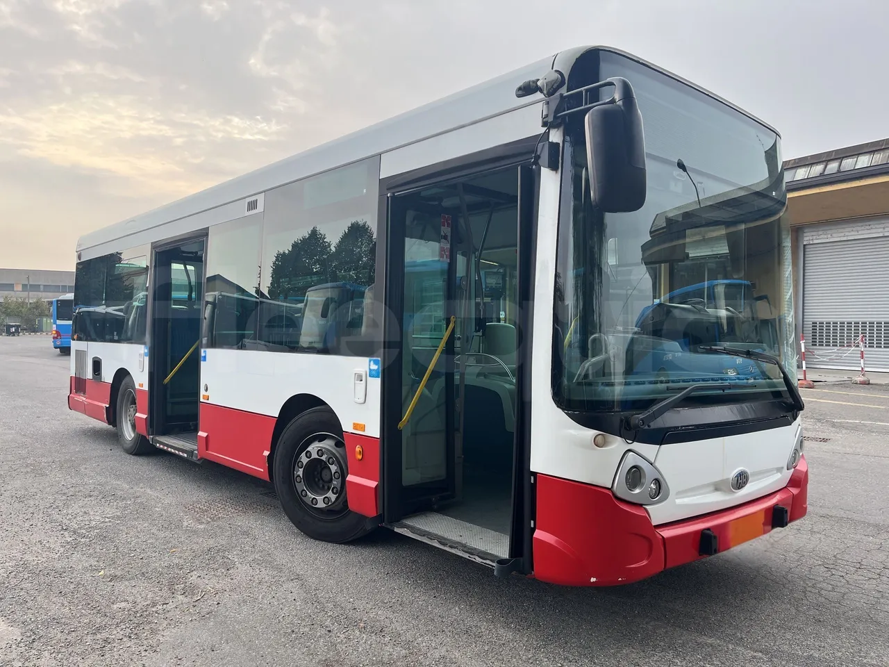 Iveco Heuliez Gx117 - 3/4 Front Right Side Doors Open