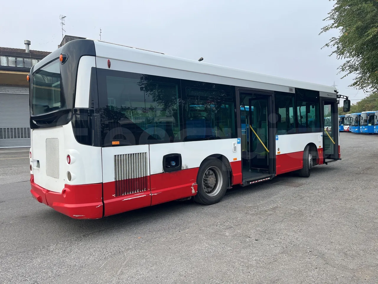 Iveco Heuliez Gx117 - 3/4 Rear Right Side Doors Open