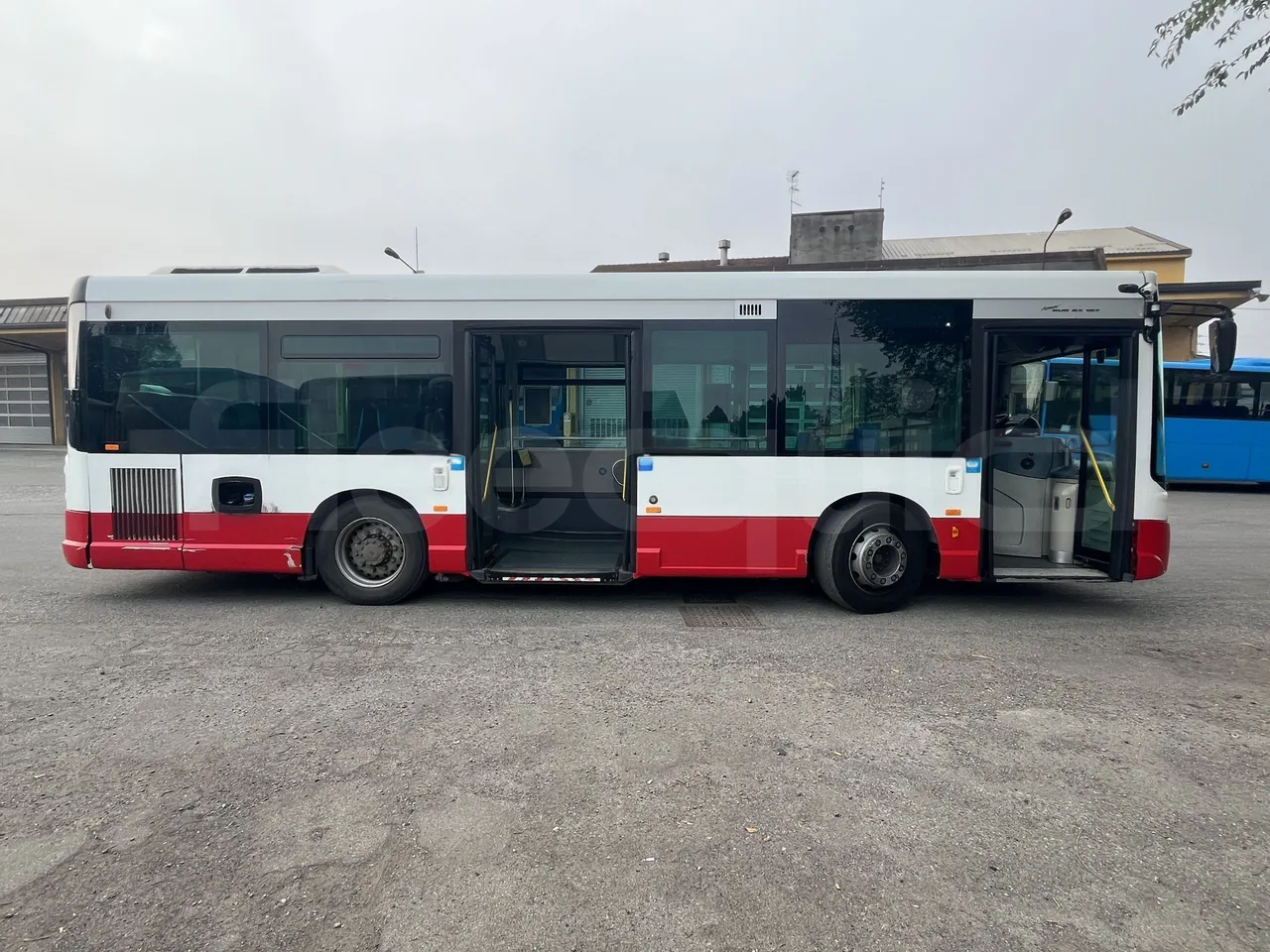 Iveco Heuliez Gx117 - Right Side Doors Open