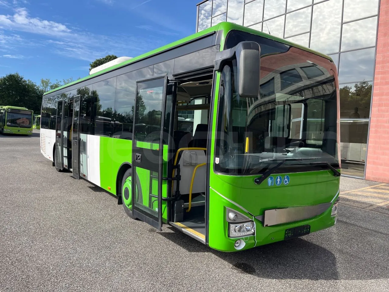 Iveco Crossway Low Entry CBLE4/00 - EUR6 - 265kW - 12.150m - 3/4 right front doors open