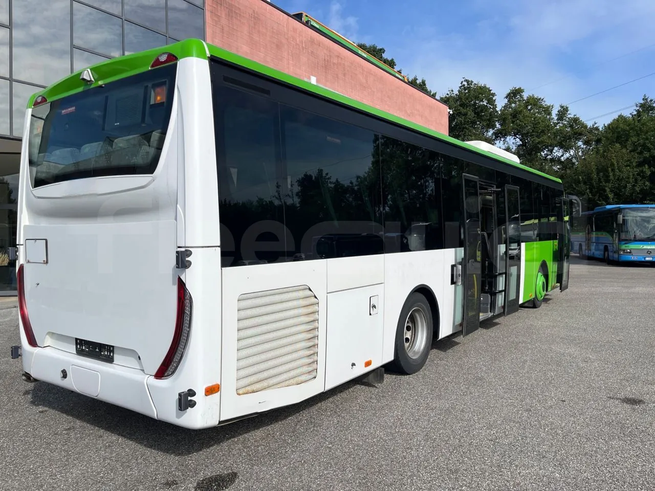 Iveco Crossway Low Entry CBLE4/00 - EUR6 - 265kW - 12.150m - 3/4 right rear doors open