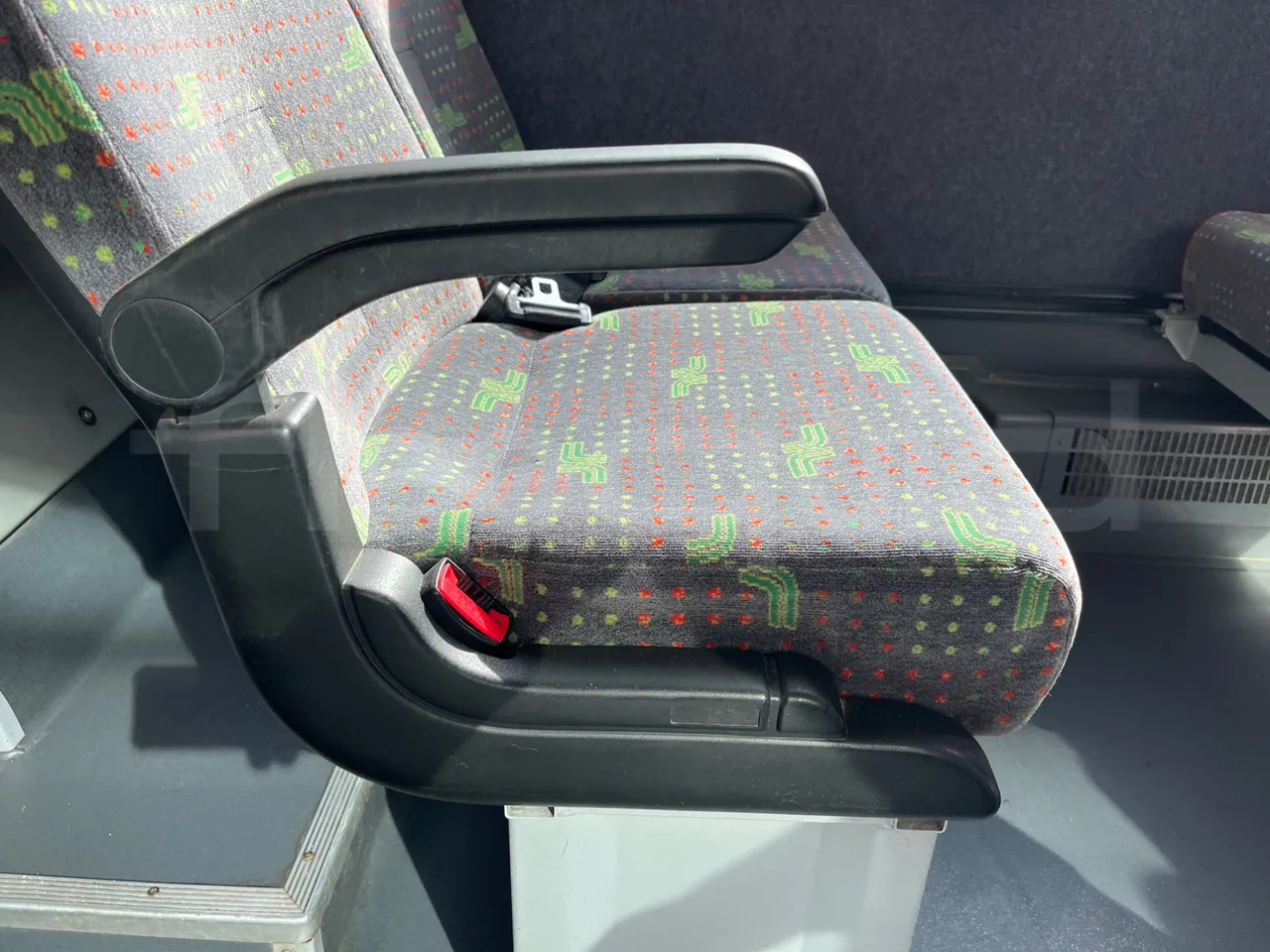 Iveco Crossway Low Entry CBLE4/00 - EUR6 - 265kW - 12.150m - armrest detail photo