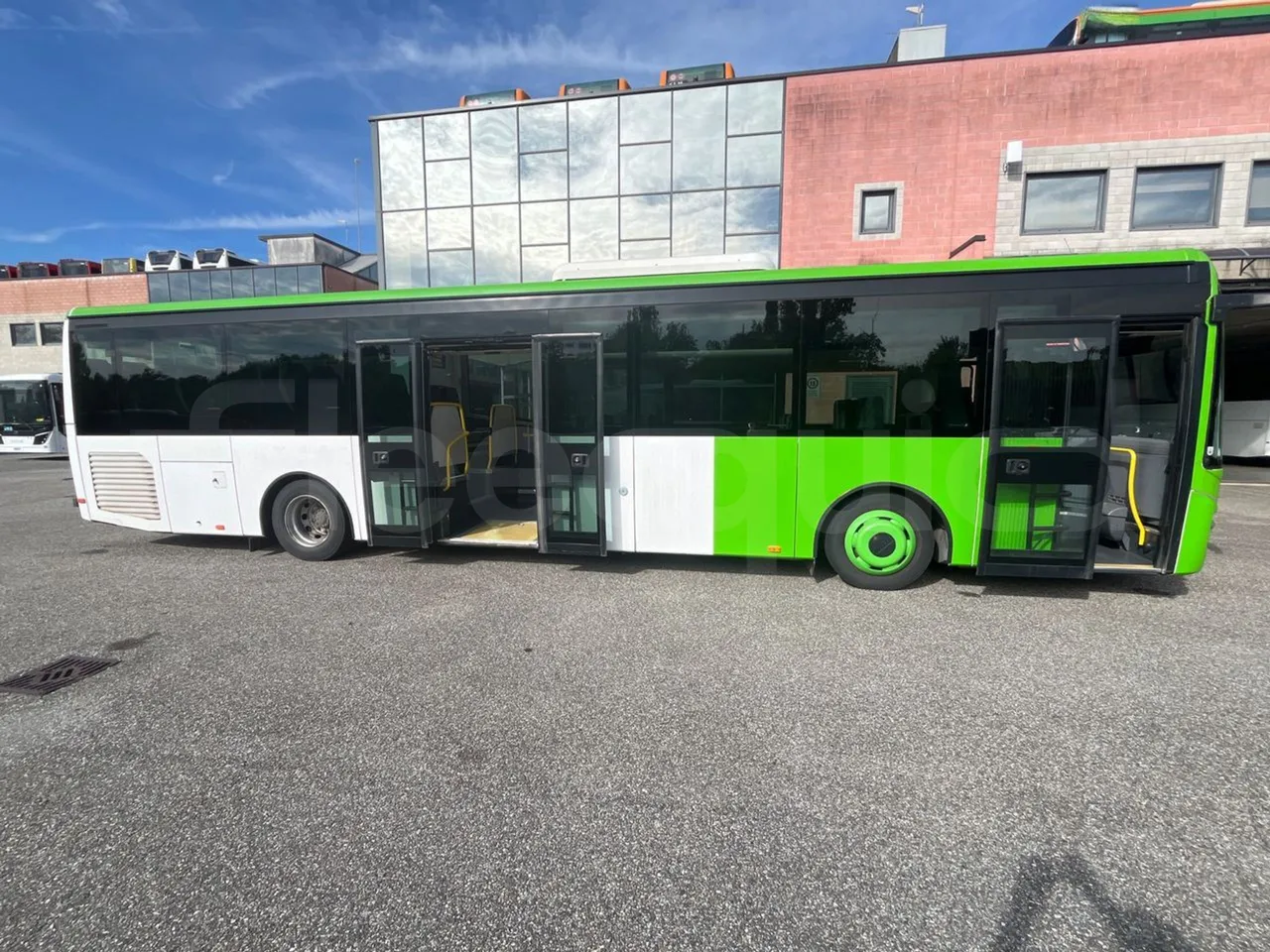 Iveco Crossway Low Entry CBLE4/00 - EUR6 - 265kW - 12.150m - right side doors open