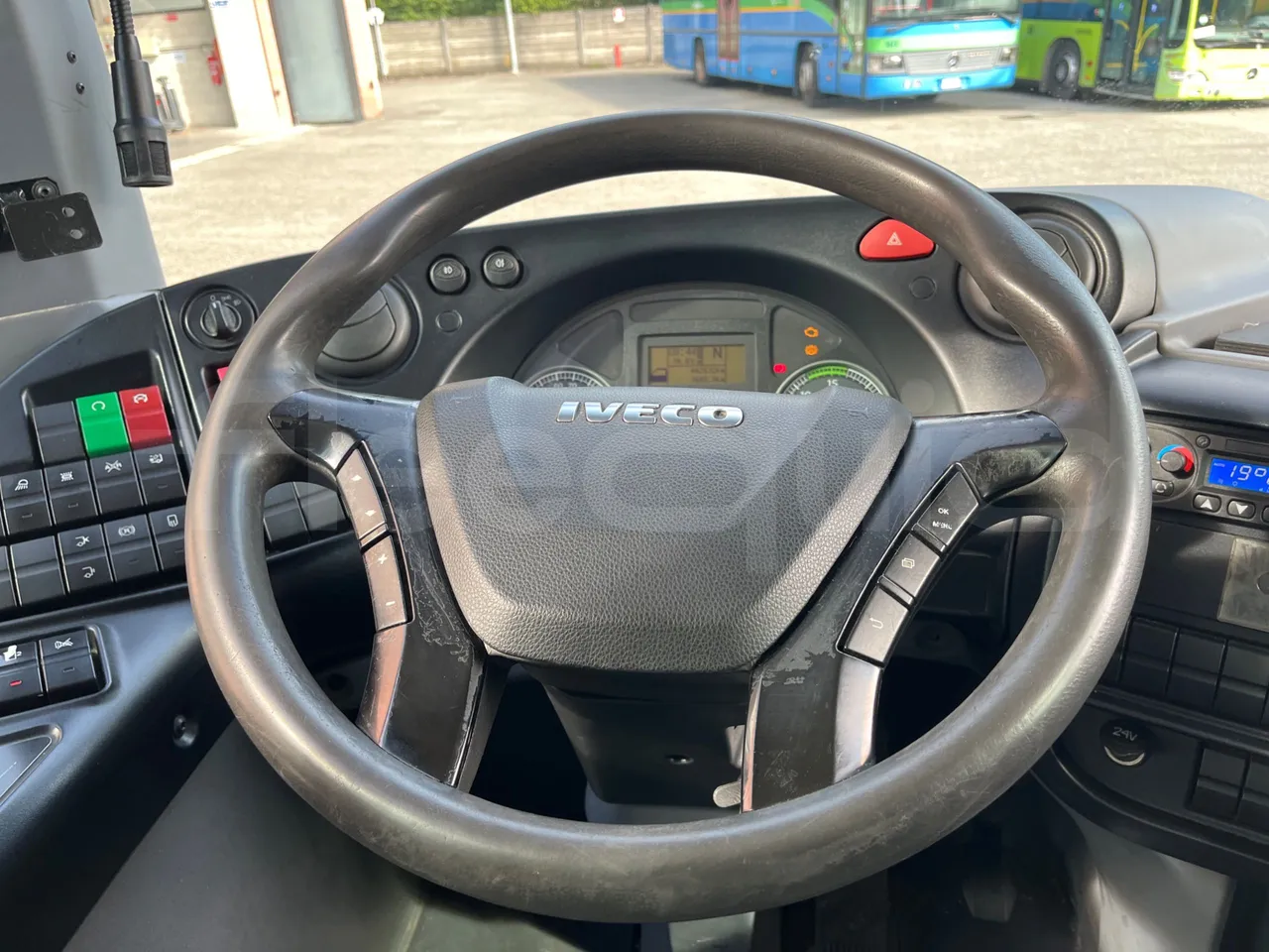 Iveco Crossway Low Entry CBLE4/00 - EUR6 - 265kW - 12.150m - steering wheel photo