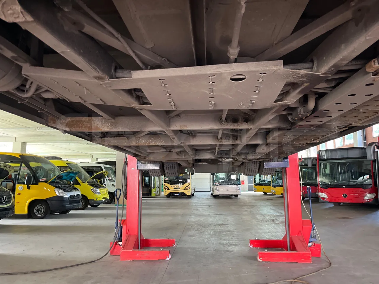 Iveco Crossway Low Entry CBLE4/00 - EUR6 - 265kW - 12.150m - central undercarriage photo