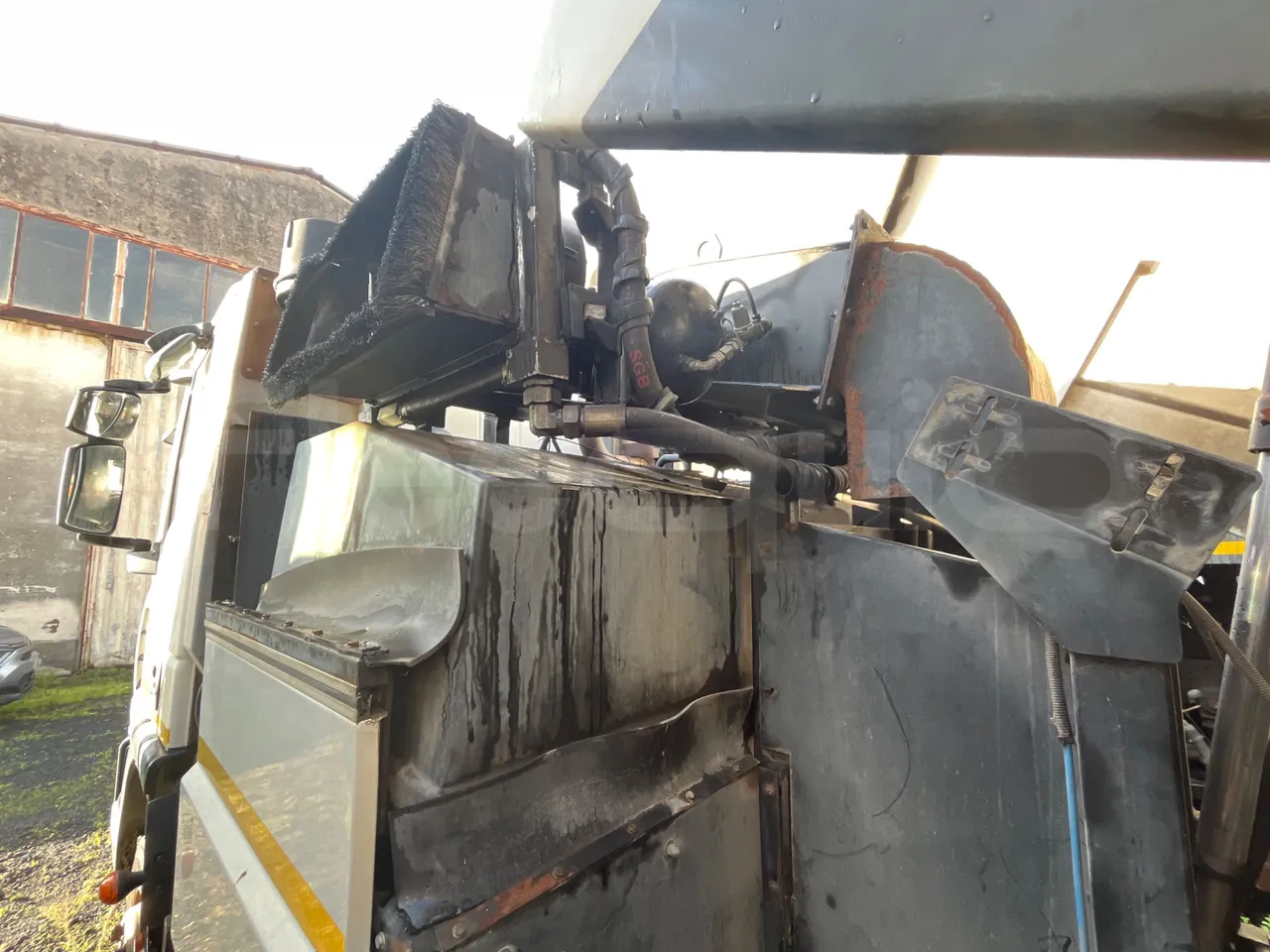 Iveco 110/120 E4 - Euro5 - 160kW - 5.770mt - under carpet photo