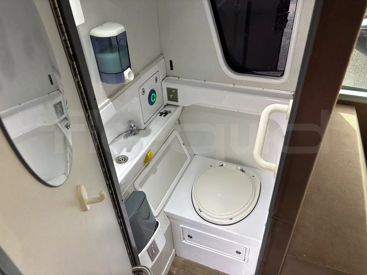 Van Hool Astromega TDX27 - EUR6 - 375kW - 14.105m - toilette accessories photo