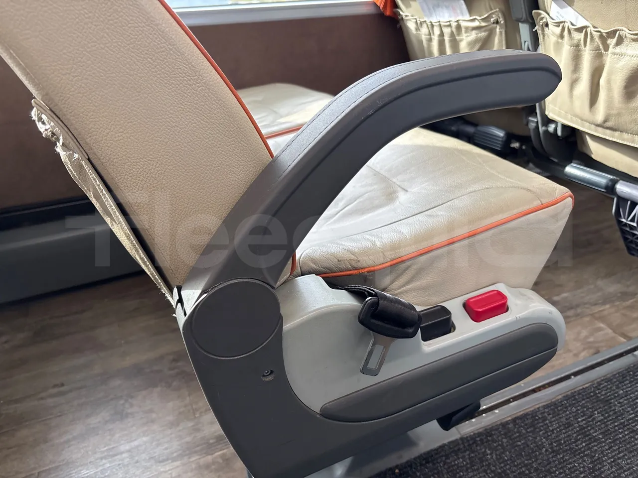 Van Hool Astromega TDX27 - EUR6 - 375kW - 14.105m - armrest detail photo