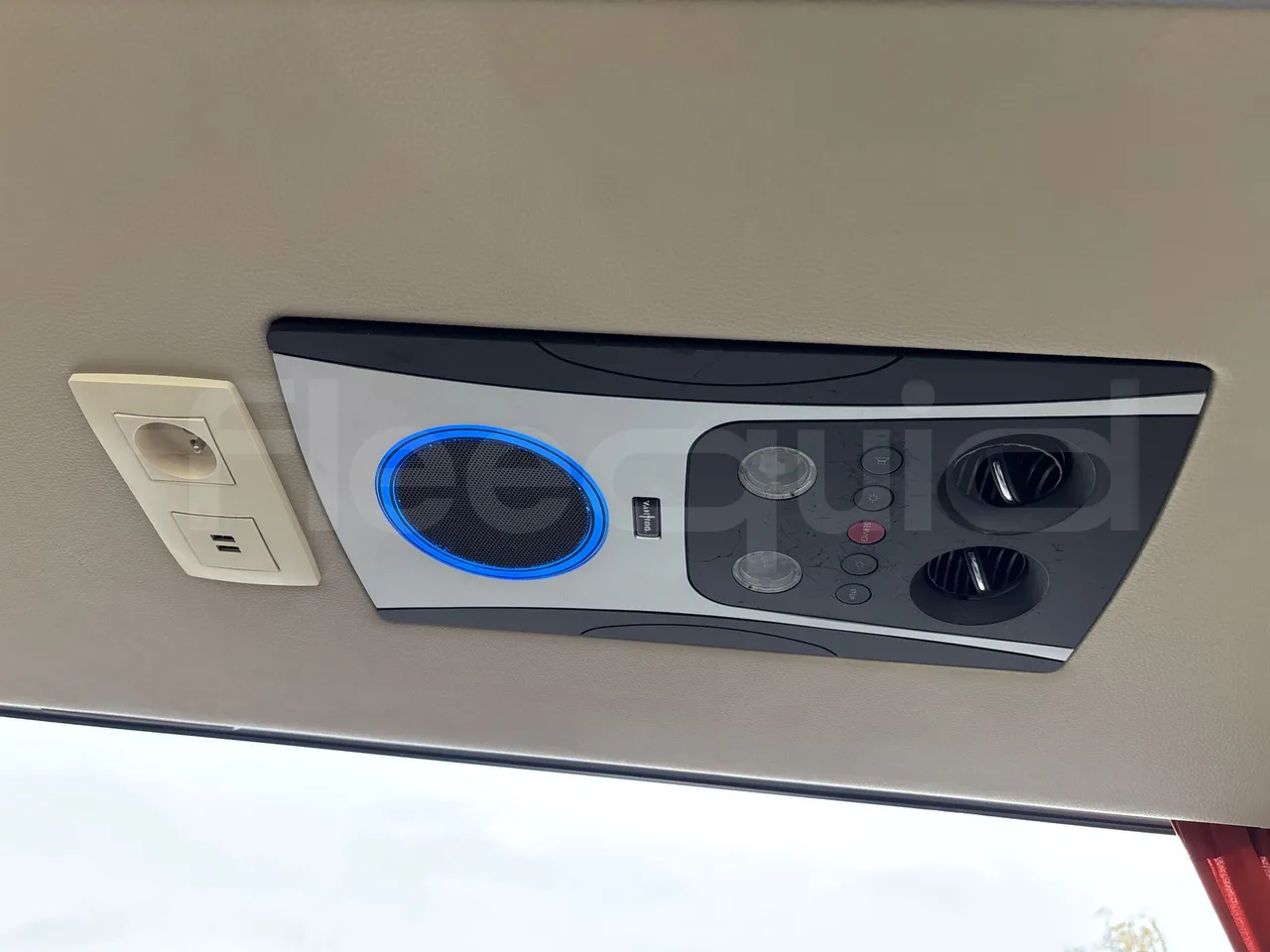 Van Hool Astromega TDX27 - EUR6 - 375kW - 14.105m - usb charging detail