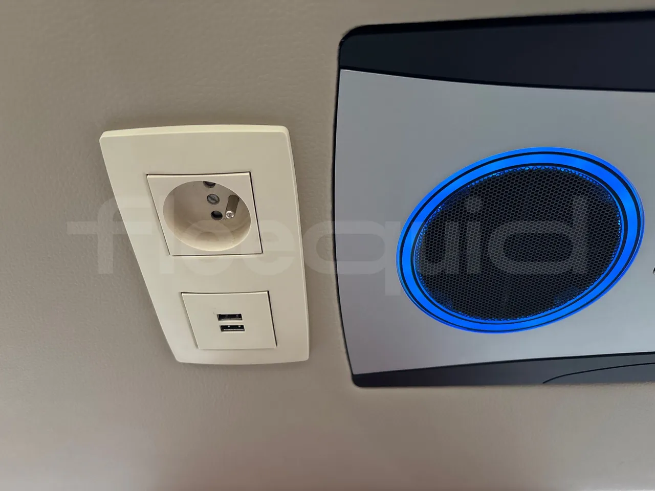 Van Hool Astromega TDX27 - EUR6 - 375kW - 14.105m - power outlets detail