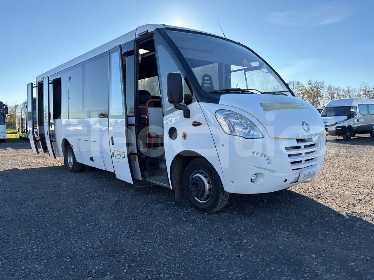 Iveco Kapena THESI -EURO5 -125.00 kW-8,65m - 3/4 right front doors open