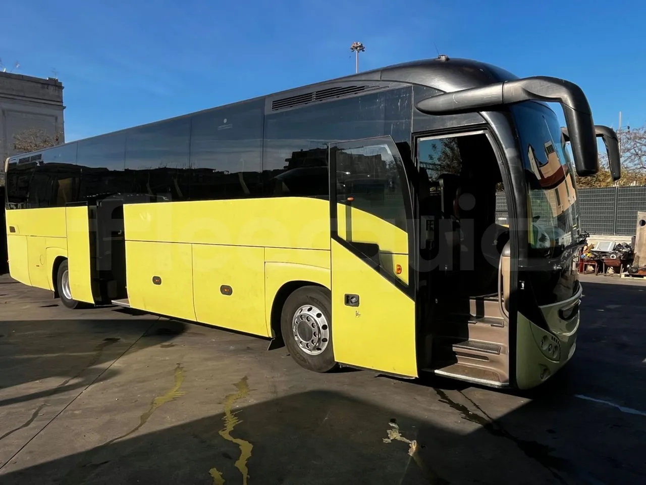 Iveco Magelys SFR210 - Euro5 - 331kW - 12.250mt - 3/4 right front doors open