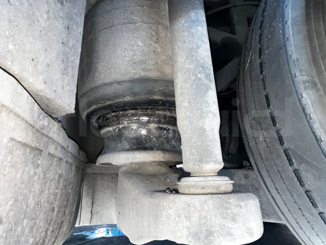 Iveco Magelys SFR210 - Euro5 - 331kW - 12.250mt - axel 2 air springs 2 left