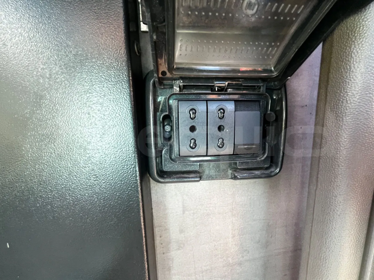 Iveco Magelys SFR210 - Euro5 - 331kW - 12.250mt - usb charging detail