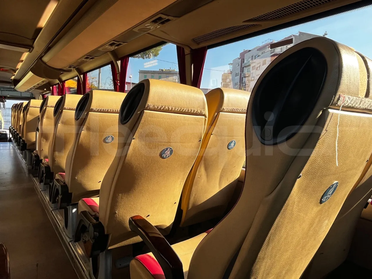 Iveco Magelys SFR210 - Euro5 - 331kW - 12.250mt - folding seat photo