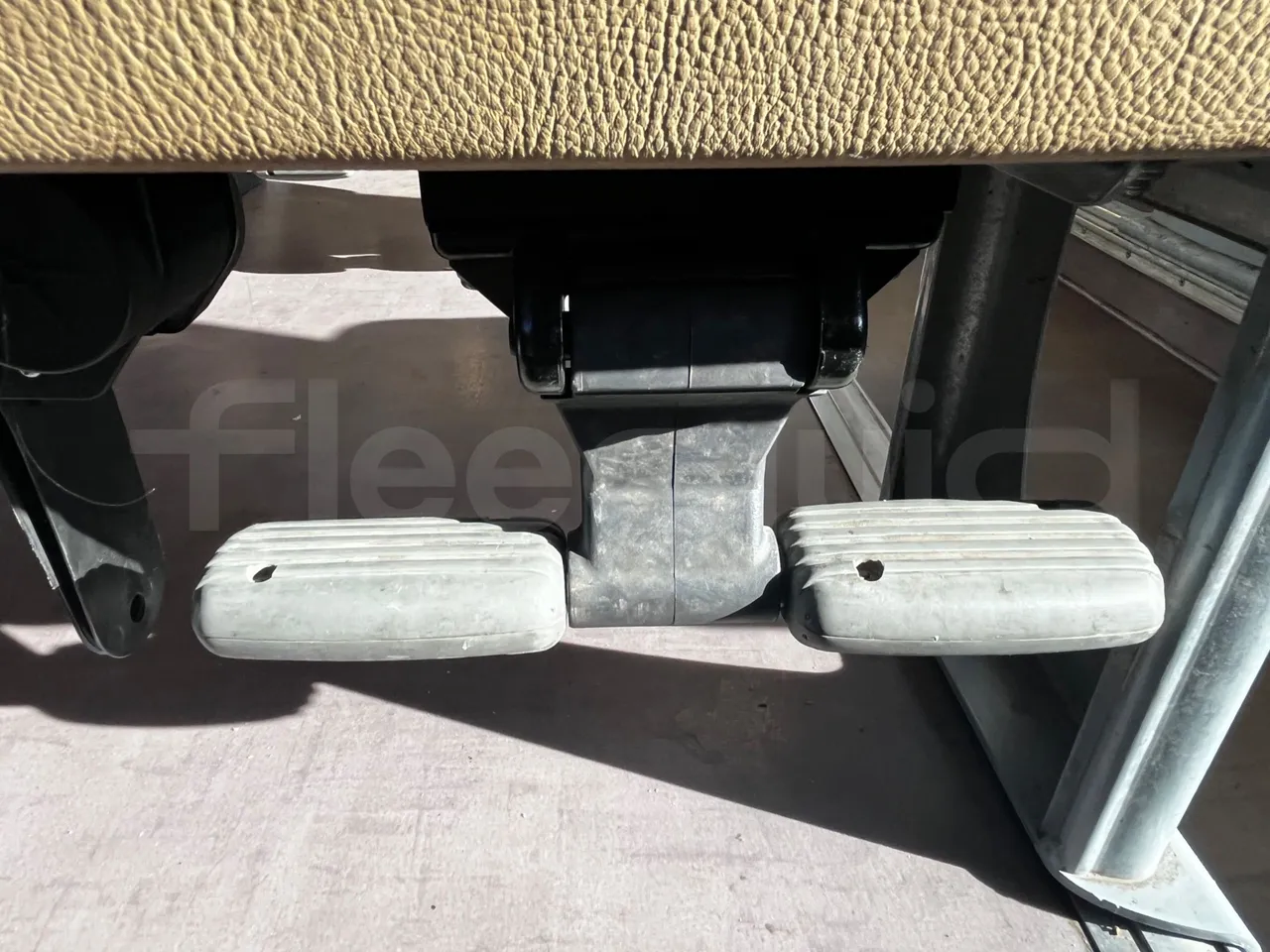 Iveco Magelys SFR210 - Euro5 - 331kW - 12.250mt - footrest detail photo