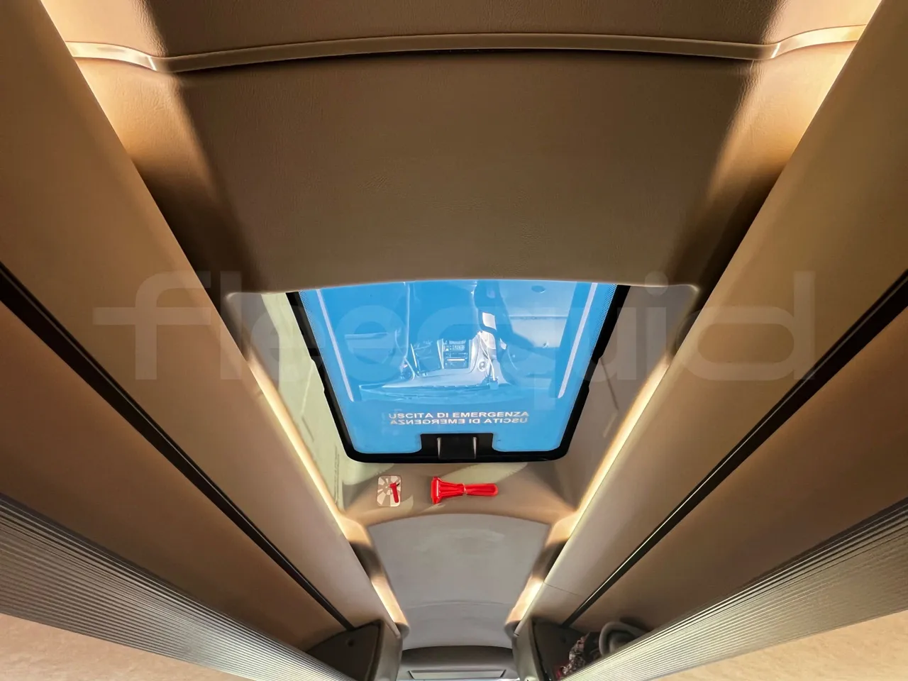 Iveco Magelys SFR210 - Euro5 - 331kW - 12.250mt - roof hatch 2