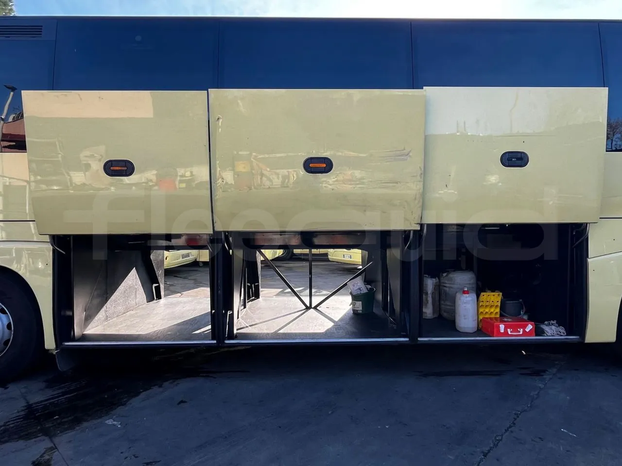 Iveco Magelys SFR210 - Euro5 - 331kW - 12.250mt - luggage rack photo