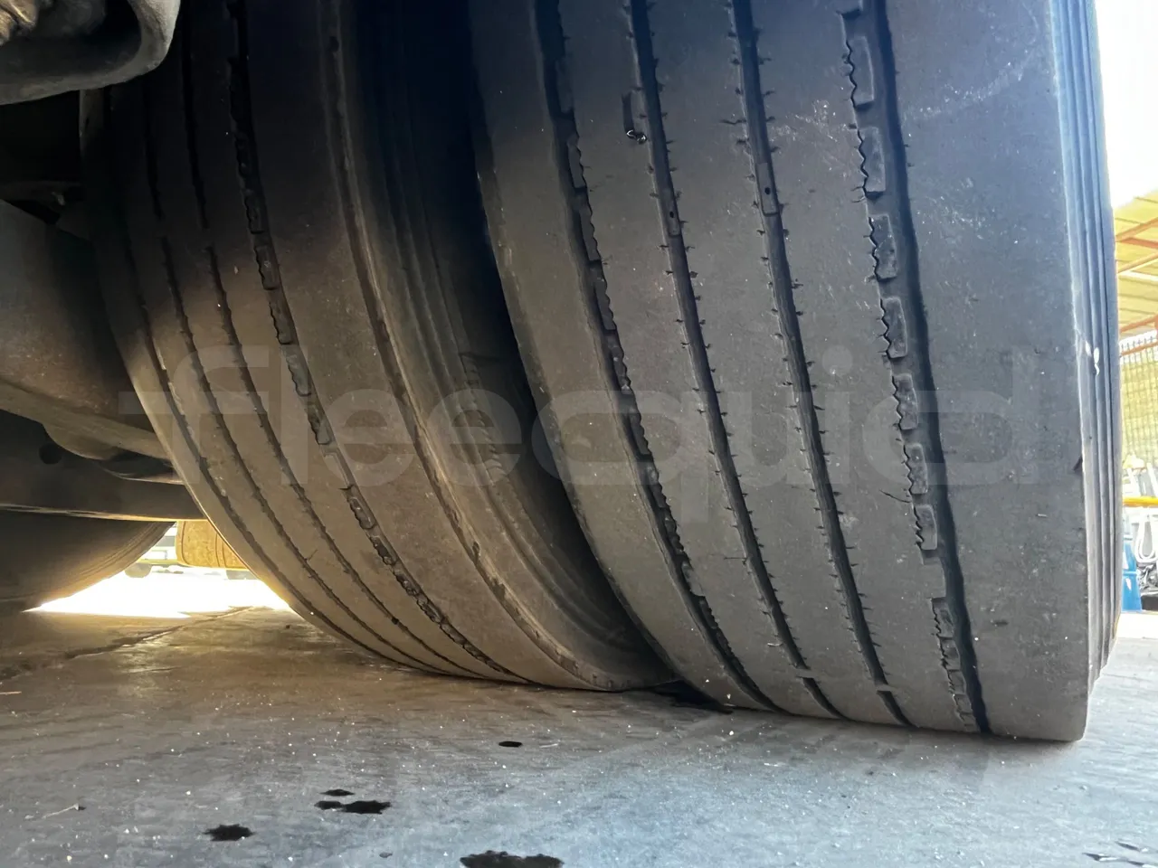 Iveco Magelys SFR210 - Euro5 - 331kW - 12.250mt - tread condition front tires left