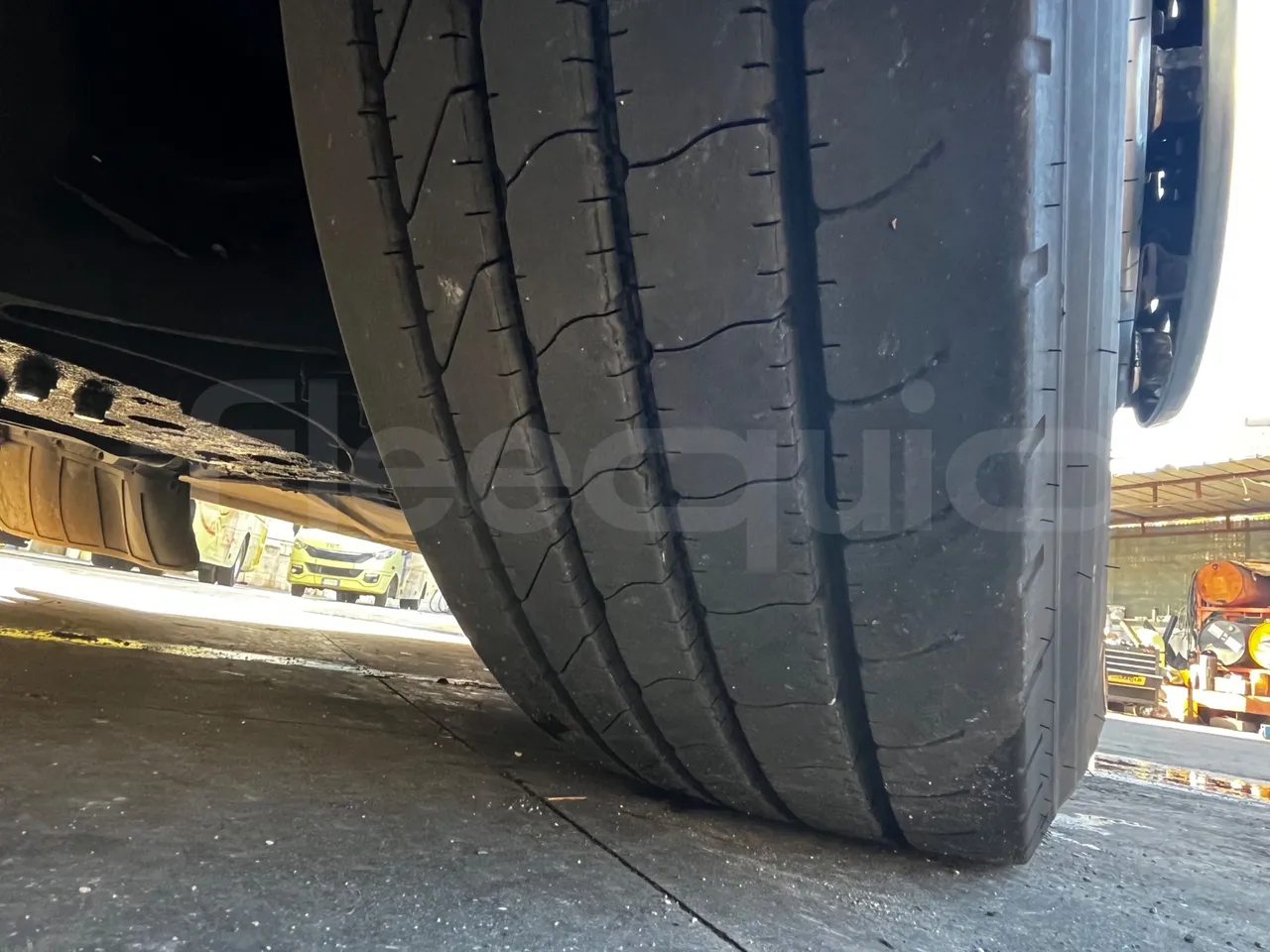 Iveco Magelys SFR210 - Euro5 - 331kW - 12.250mt - tread condition front tires right