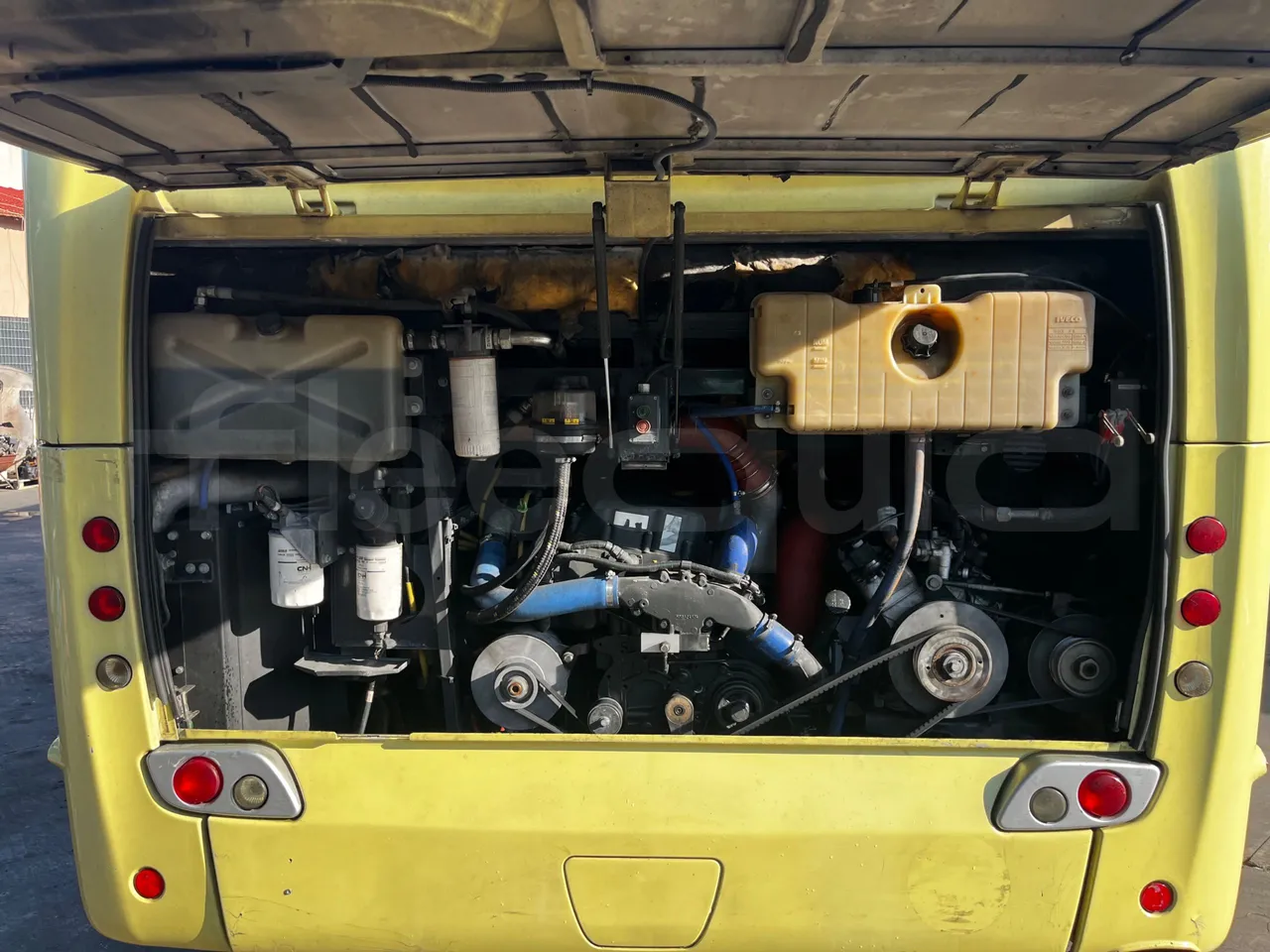 Iveco Magelys SFR210 - Euro5 - 331kW - 12.250mt - rear hatch open