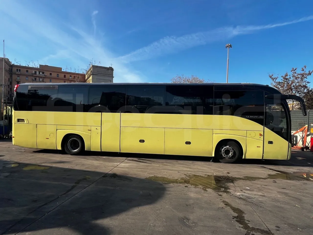 Iveco Magelys SFR210 - Euro5 - 331kW - 12.250mt - right side doors closed