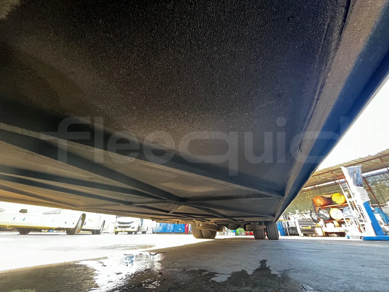 Iveco Magelys SFR210 - Euro5 - 331kW - 12.250mt - central undercarriage photo