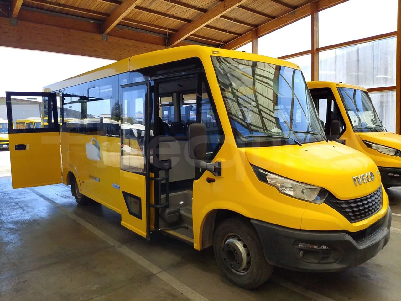Iveco Indcar WGIVMY11 MOBI SCUOLABUS - EUR6 - 100Kw - 8,592m - 3/4 right front doors open