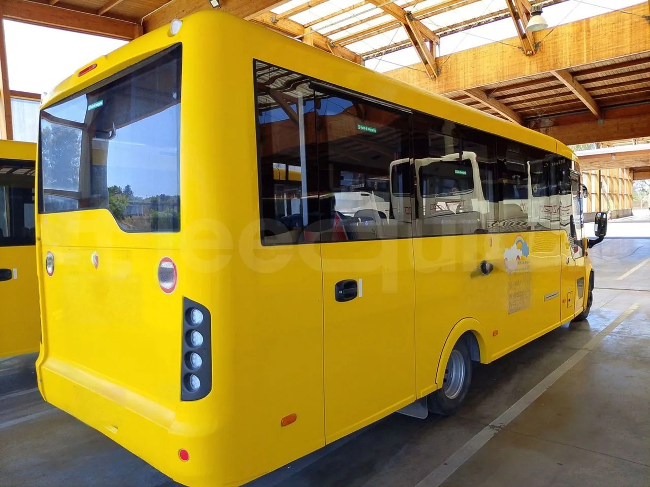 Iveco Indcar WGIVMY11 MOBI SCUOLABUS - EUR6 - 100Kw - 8,592m - 3/4 right rear doors closed