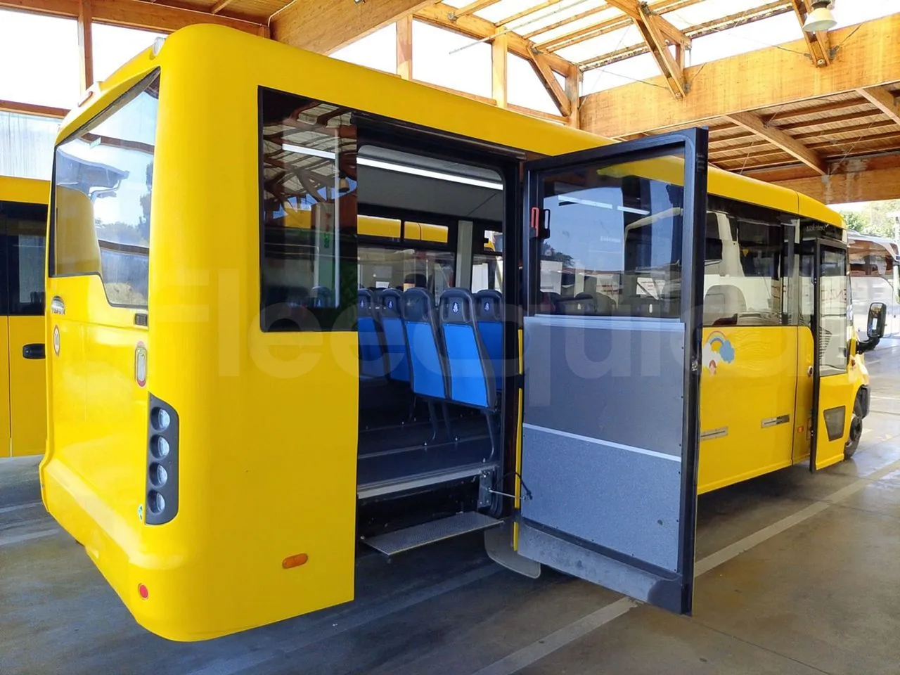 Iveco Indcar WGIVMY11 MOBI SCUOLABUS - EUR6 - 100Kw - 8,592m - 3/4 right rear doors open