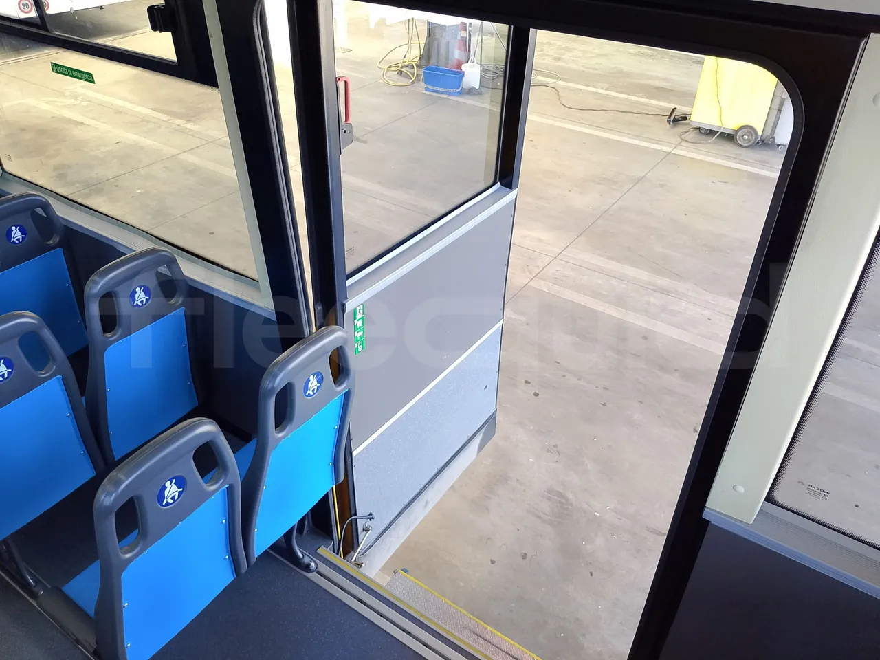 Iveco Indcar WGIVMY11 MOBI SCUOLABUS - EUR6 - 100Kw - 8,592m - floor hatches photo