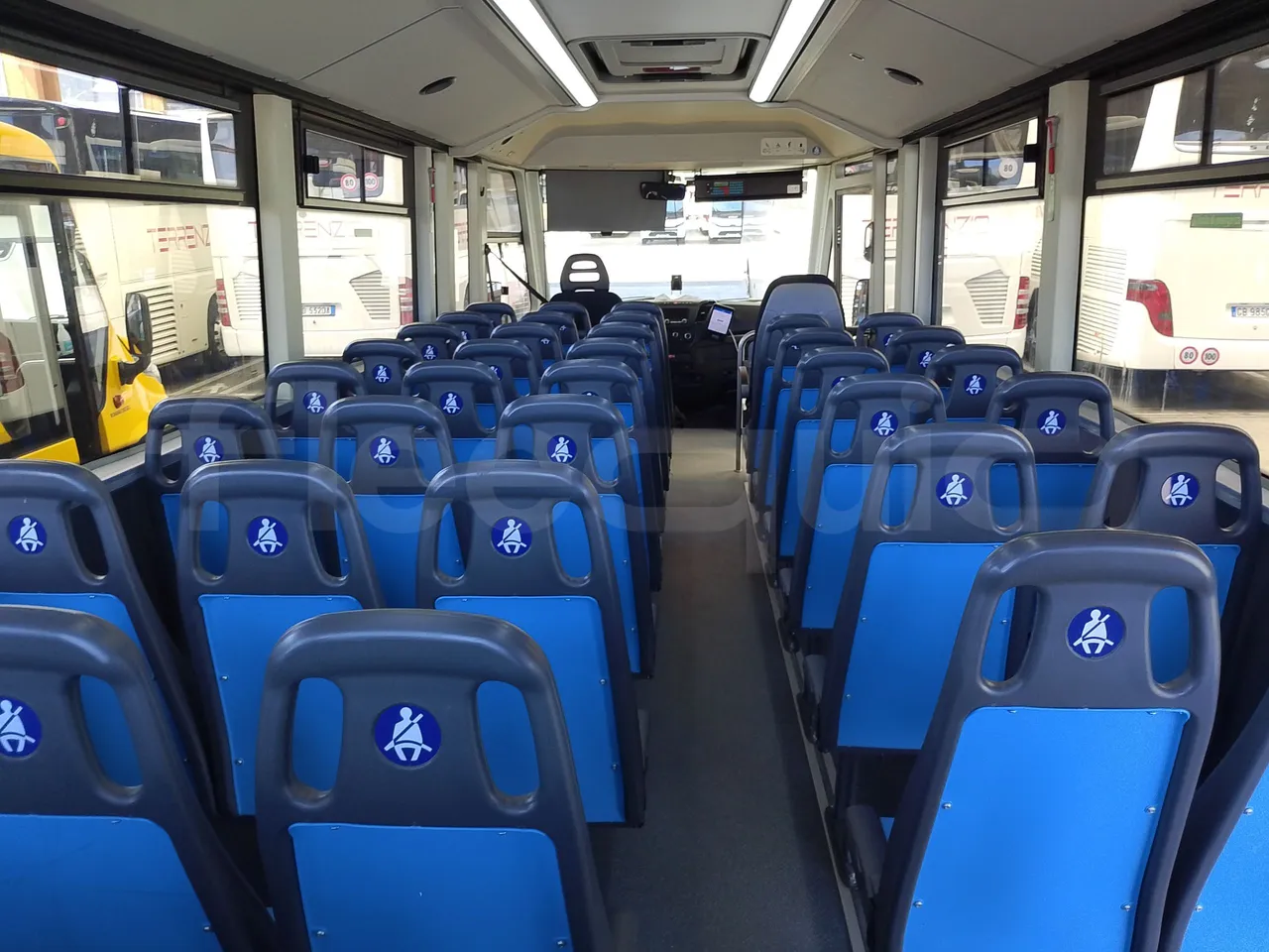 Iveco Indcar WGIVMY11 MOBI SCUOLABUS - EUR6 - 100Kw - 8,592m - forward view middle aisle
