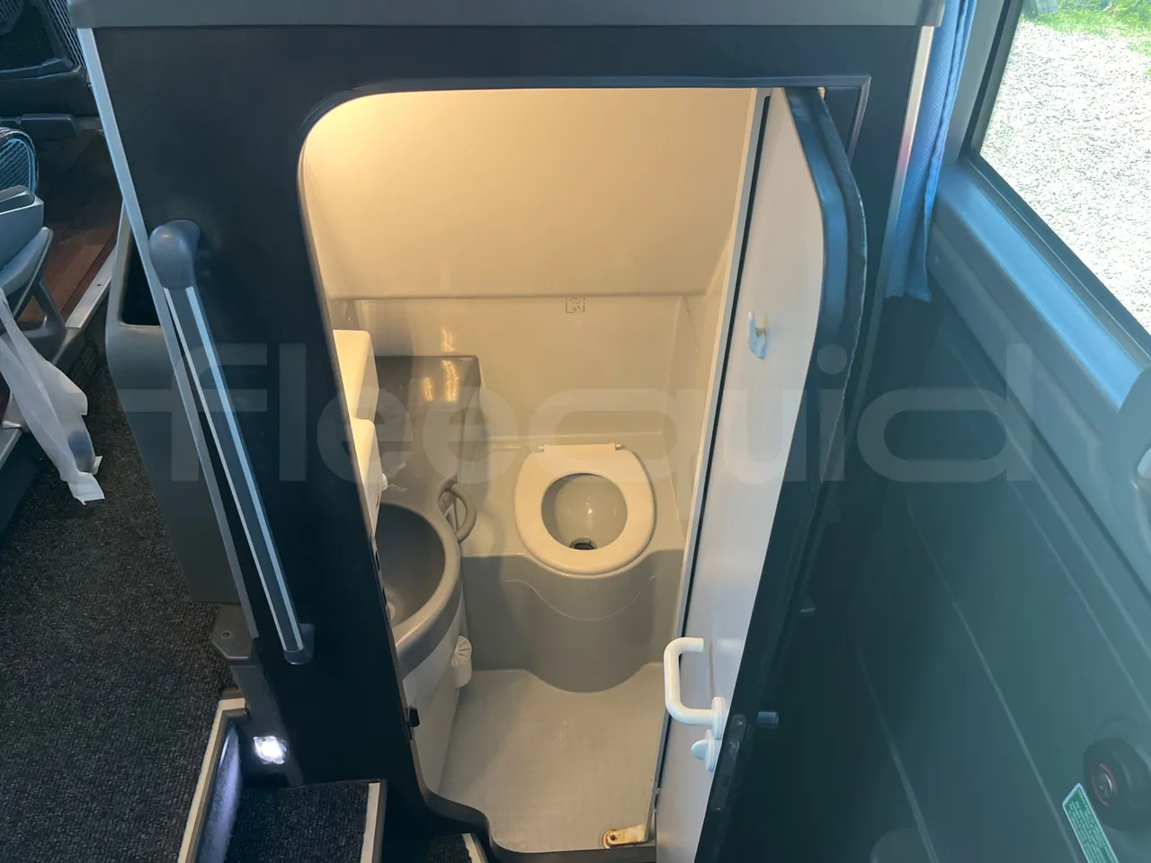 Mercedes-Benz Tourismo RHD L-EUR6-315Kw-13,99m - toilette accessories photo