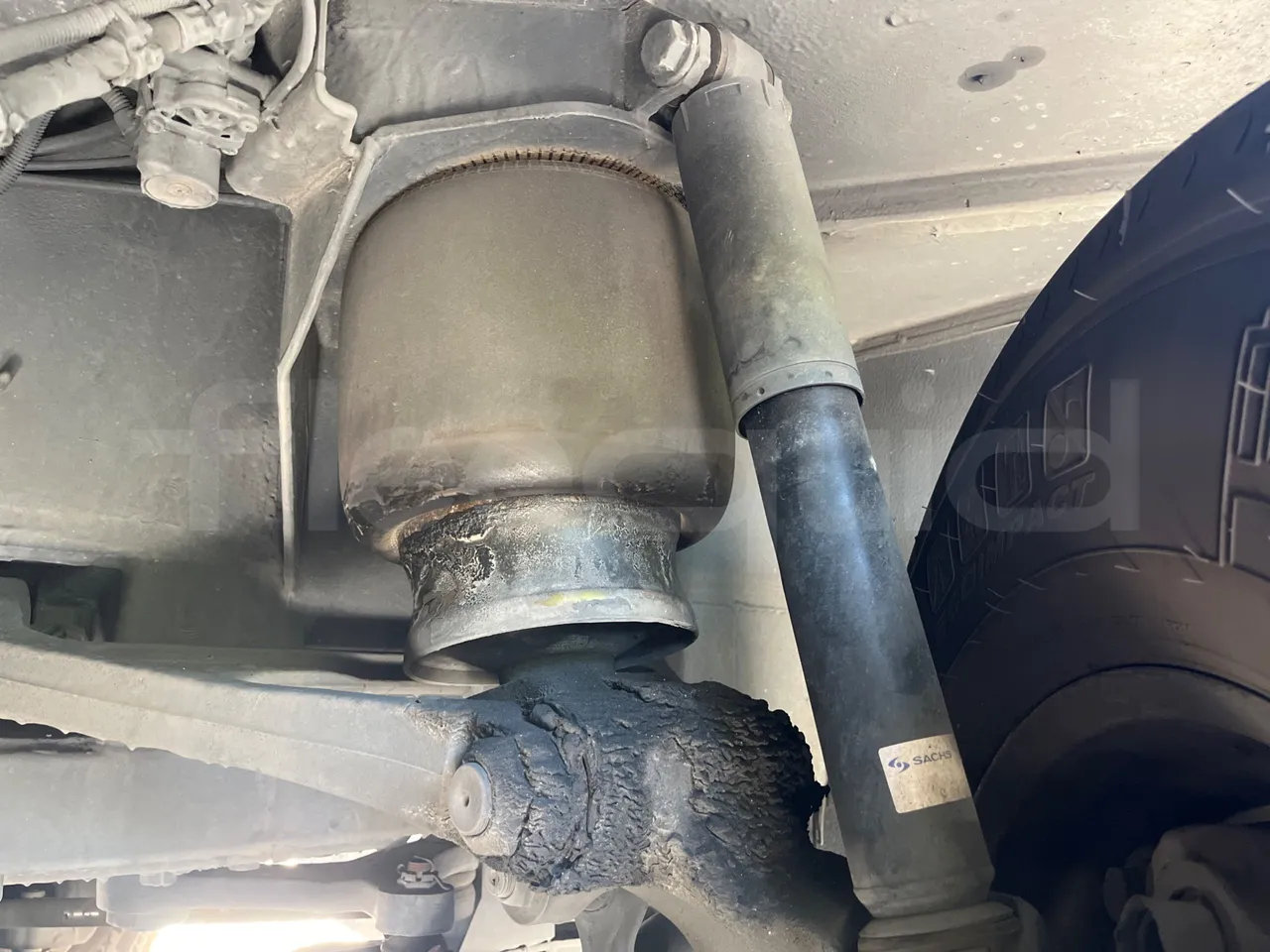 Mercedes-Benz Tourismo RHD L-EUR6-315Kw-13,99m - front shock absorbers right