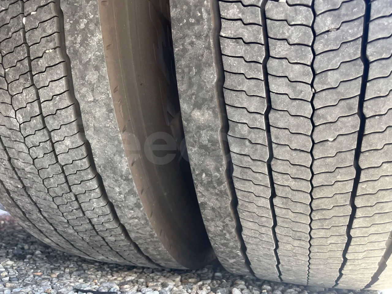Mercedes-Benz Tourismo RHD L-EUR6-315Kw-13,99m - tread condition front tires left