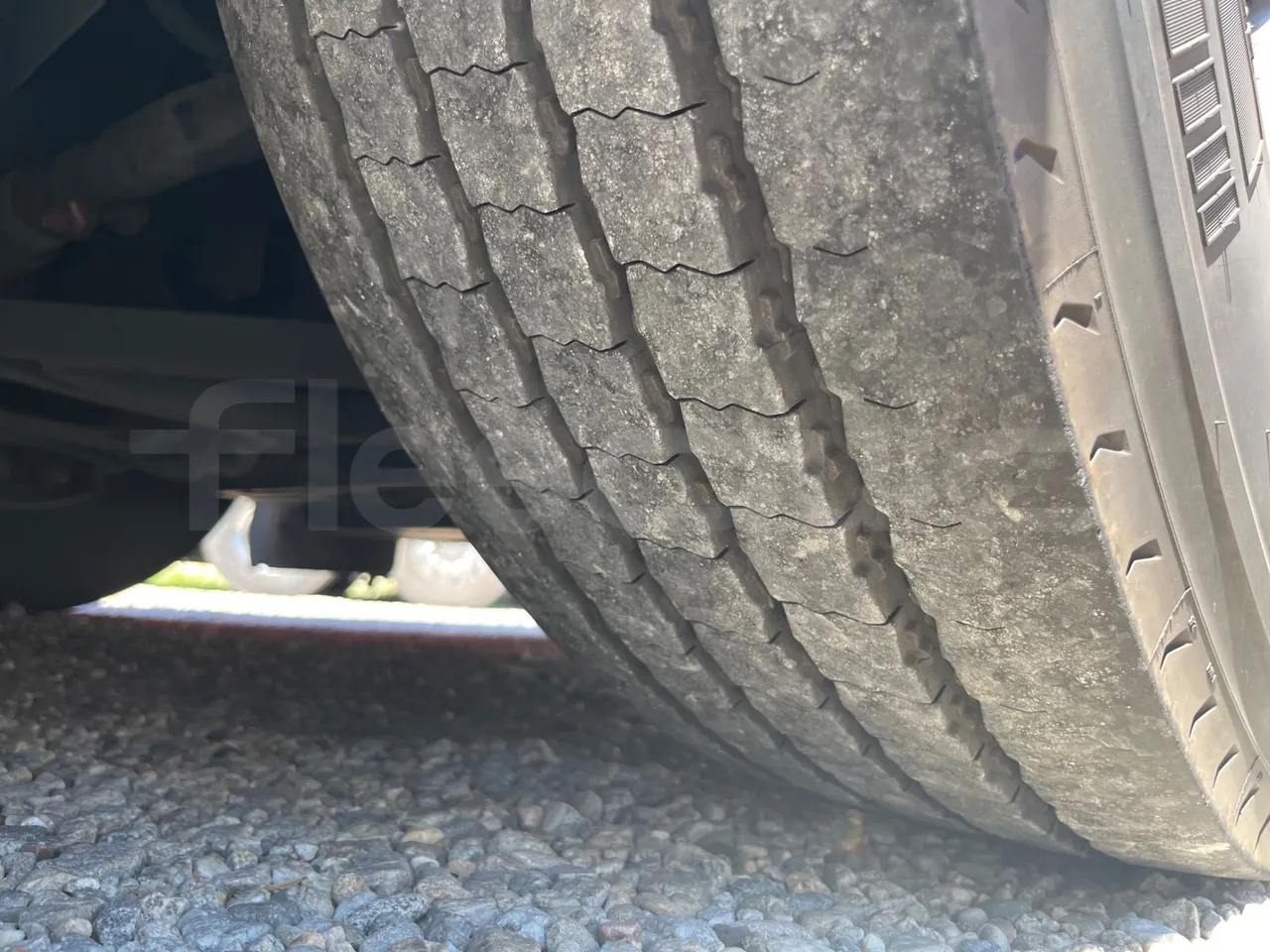 Mercedes-Benz Tourismo RHD L-EUR6-315Kw-13,99m - tread condition front tires right