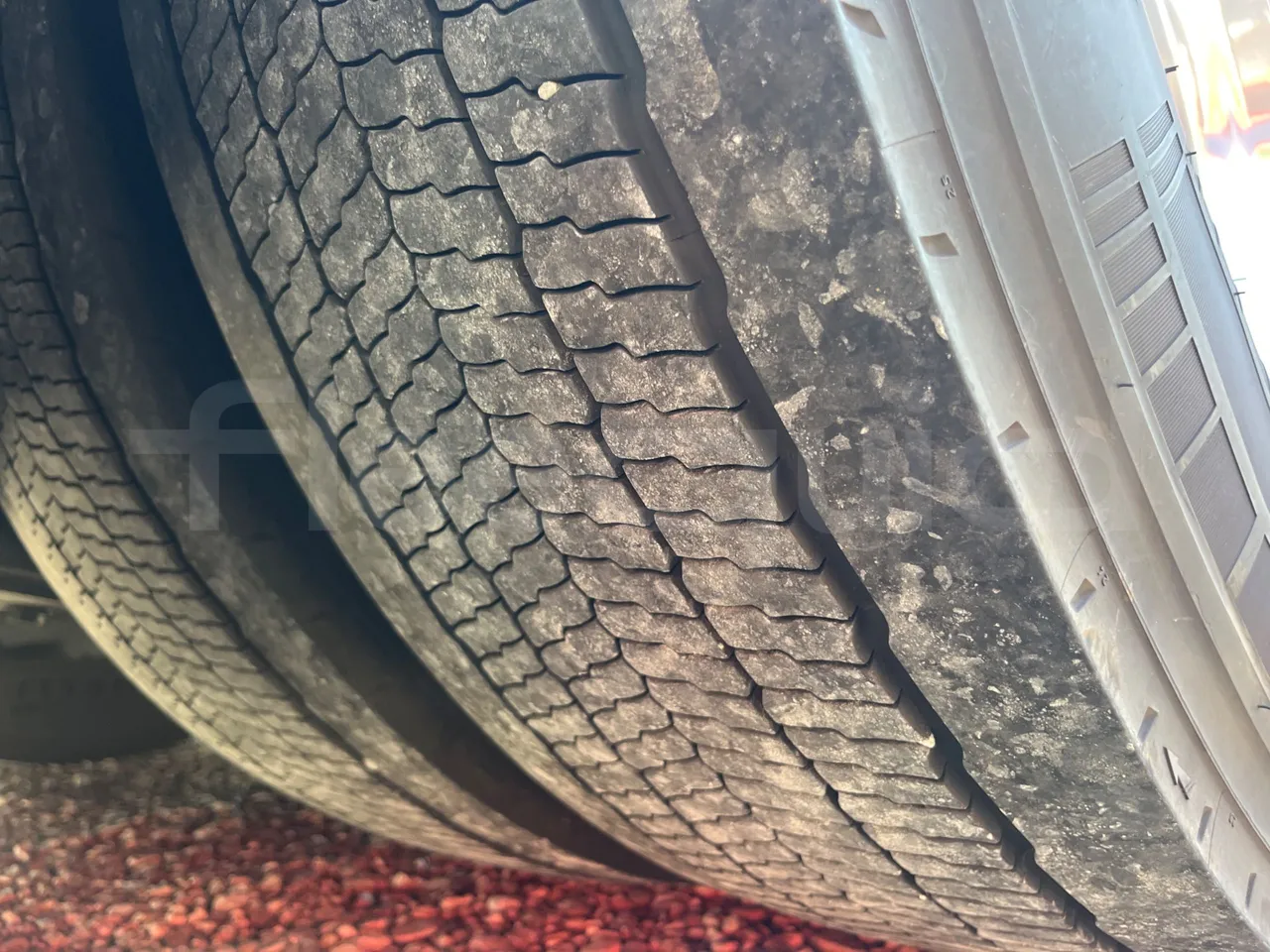Mercedes-Benz Tourismo RHD L-EUR6-315Kw-13,99m - tread condition third axle tires right