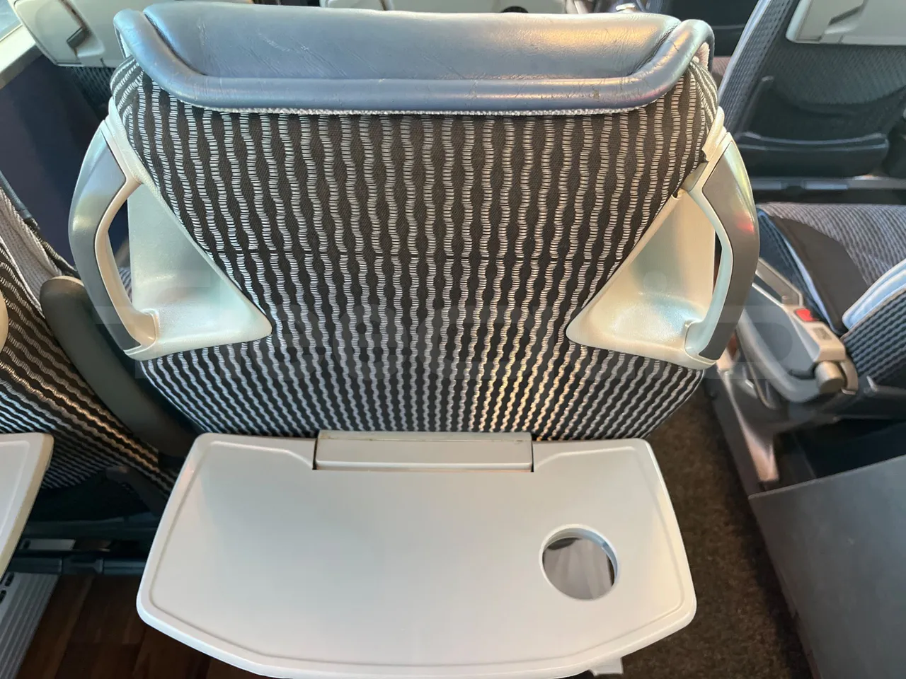 Mercedes-Benz Tourismo RHD L-EUR6-315Kw-13,99m - table detail photo