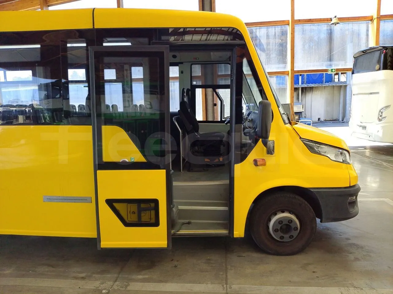 Iveco Indcar WGIVMY11 MOBI SCUOLABUS - EUR6 - 100Kw - 8,592m - front door 1 open