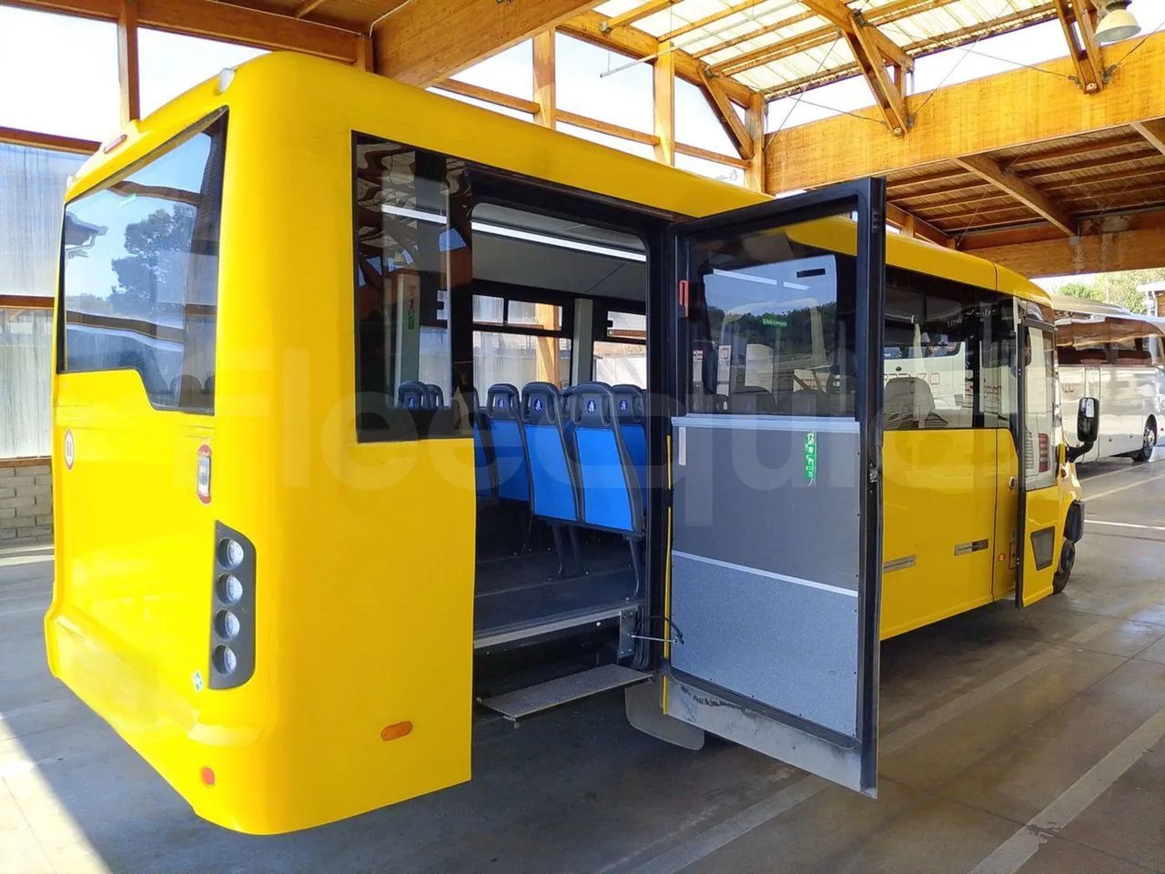 Iveco Indcar WGIVMY11 MOBI SCUOLABUS - EUR6 - 100Kw - 8,592m - 3/4 right rear doors open
