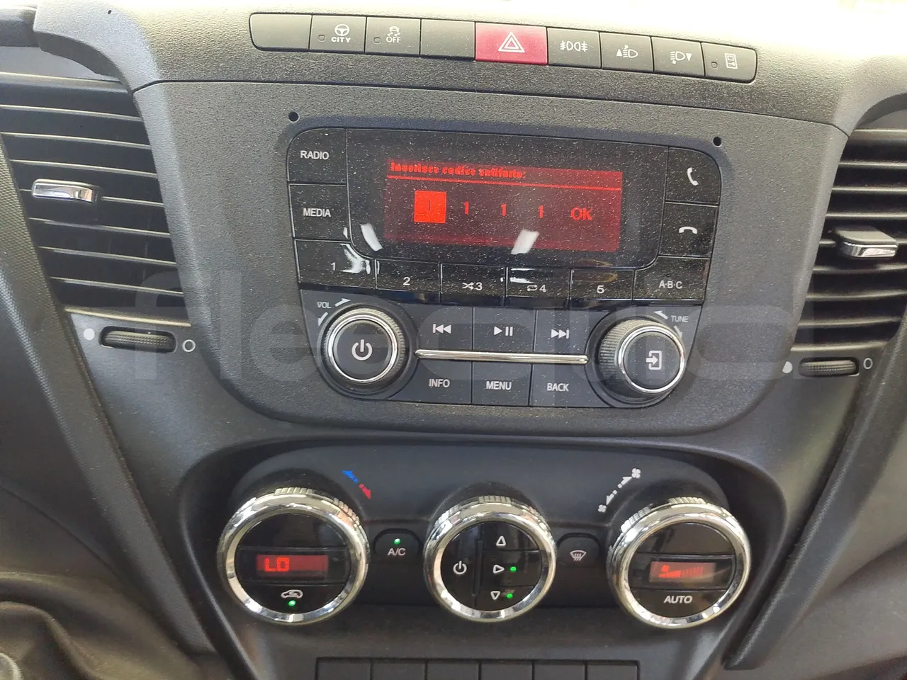Iveco Indcar WGIVMY11 MOBI SCUOLABUS - EUR6 - 100Kw - 8,592m - radio accessories photo