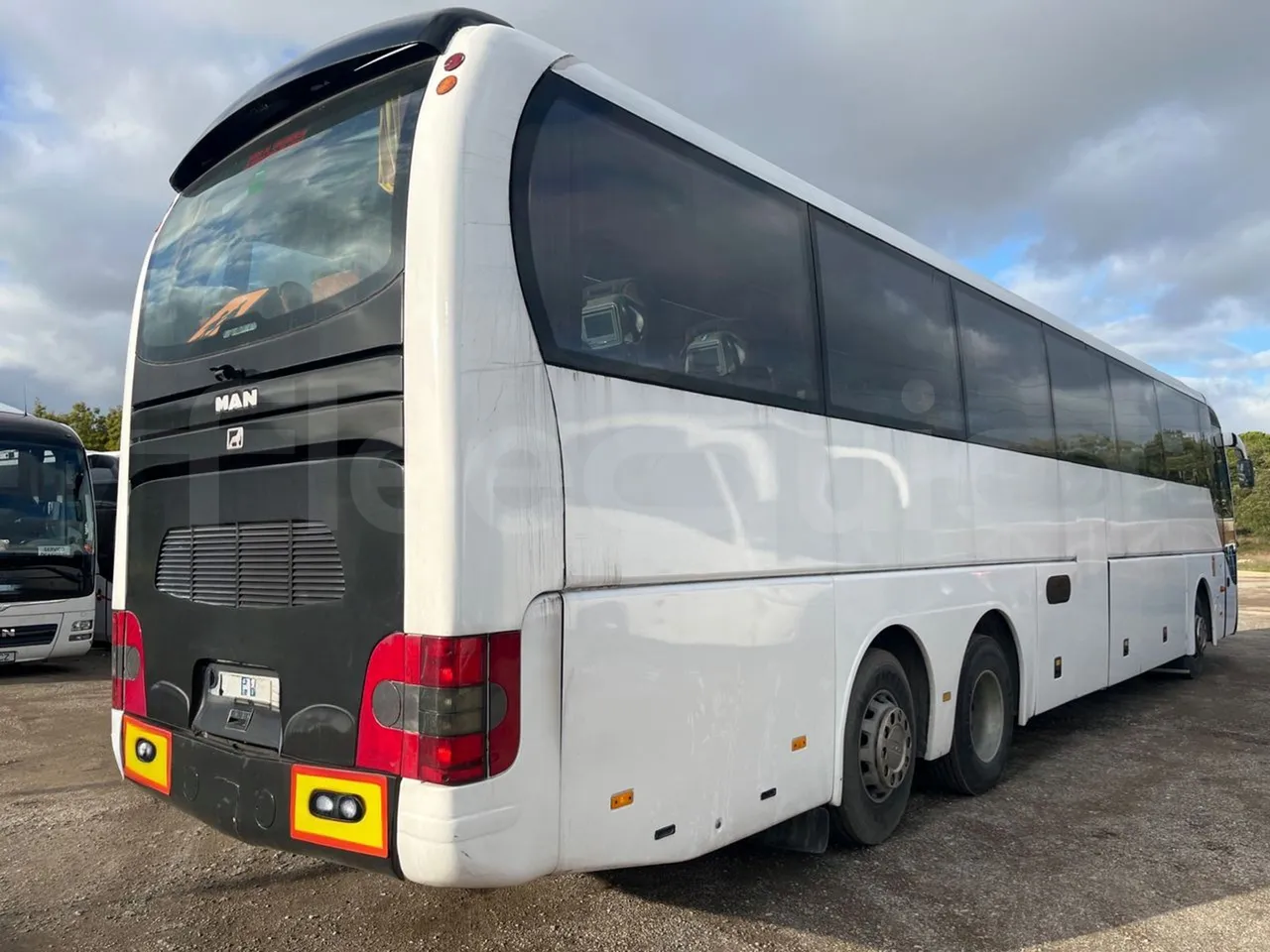 Man LIONS COACH L LION’S COACH L - Euro4 - 338kW - 13.901mt - 3/4 right rear doors closed