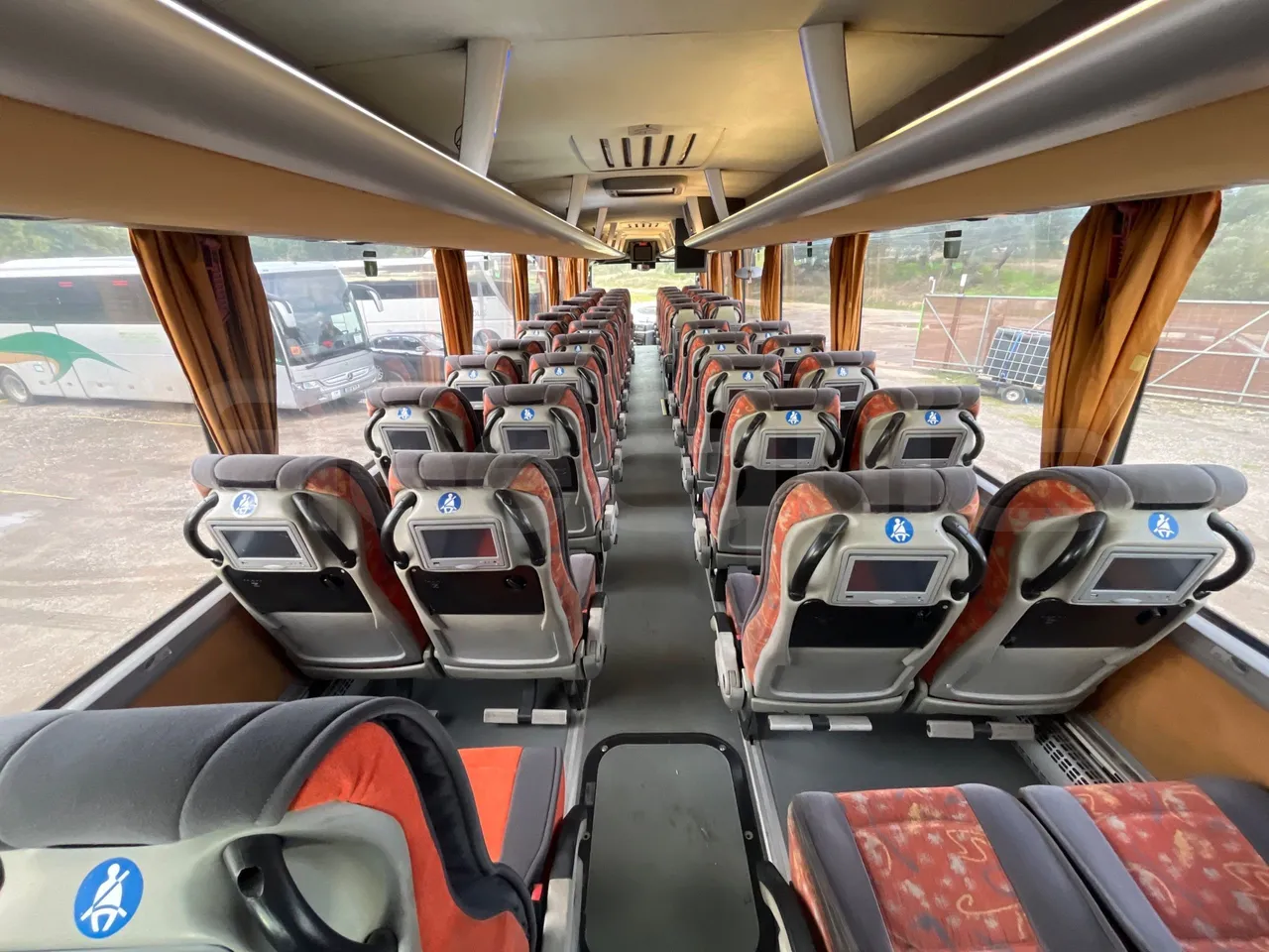 Man LIONS COACH L LION’S COACH L - Euro4 - 338kW - 13.901mt - forward view middle aisle