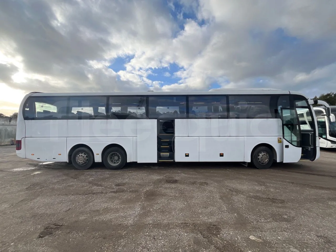 Man LIONS COACH L LION’S COACH L - Euro4 - 338kW - 13.901mt - right side doors open